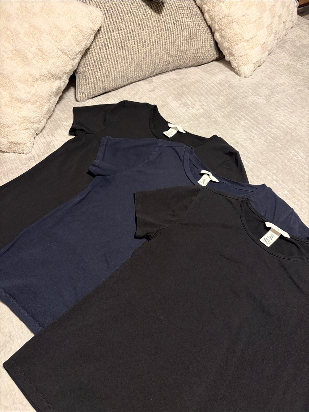 Lot of 3 Classic H&M Crew Neck Tees in Black and Navy
